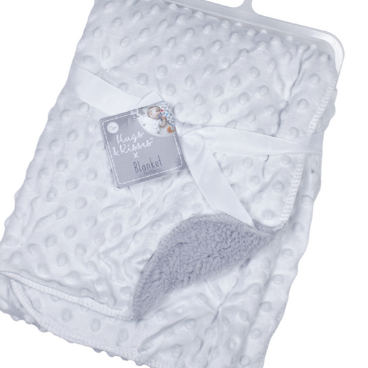 White baby blanket made of bubble minky fabric, providing softness and warmth for cosy sleep